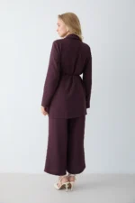 Combinaison Prune Élégante en Crêpe avec Épaulettes – Silhouette Moderne – Image 4