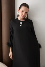 Robe Longue de Soirée en Crêpe Noir – Détails Plumes & Broche Amovible – Image 5