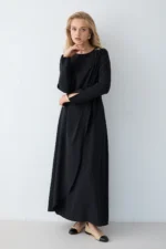 Robe Longue Noire en Modal avec Broche Amovible – Élégance & Fluidité – Image 8