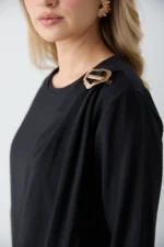 Robe Longue Noire en Modal avec Broche Amovible – Élégance & Fluidité – Image 5