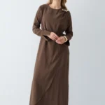 Robe Longue Marron en Modal avec Broche Amovible – Élégance & Fluidité
