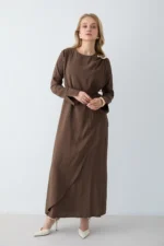 Robe Longue Marron en Modal avec Broche Amovible – Élégance & Fluidité