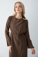 Robe Longue Marron en Modal avec Broche Amovible – Élégance & Fluidité – Image 5