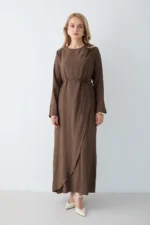 Robe Longue Marron en Modal avec Broche Amovible – Élégance & Fluidité – Image 4