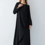 Robe Longue Noire en Modal avec Broche Amovible – Élégance & Fluidité