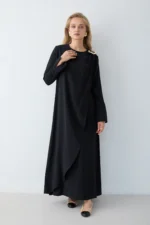 Robe Longue Noire en Modal avec Broche Amovible – Élégance & Fluidité