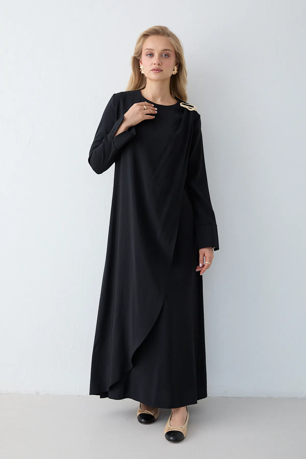 ROBE CHIC NOIR Robe Longue Noire en Modal avec Broche Amovible – Élégance & Fluidité – Image 1