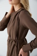 Robe Longue Marron en Modal avec Broche Amovible – Élégance & Fluidité – Image 2