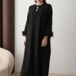 Robe Longue de Soirée en Crêpe Noir – Détails Plumes & Broche Amovible