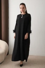 Robe Longue de Soirée en Crêpe Noir – Détails Plumes & Broche Amovible