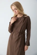 Robe Longue Marron en Modal avec Broche Amovible – Élégance & Fluidité – Image 3