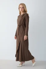 Robe Longue Marron en Modal avec Broche Amovible – Élégance & Fluidité – Image 7