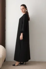 Robe Longue de Soirée en Crêpe Noir – Détails Plumes & Broche Amovible – Image 4