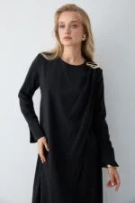 Robe Longue Noire en Modal avec Broche Amovible – Élégance & Fluidité – Image 2