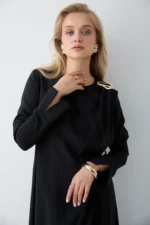 Robe Longue Noire en Modal avec Broche Amovible – Élégance & Fluidité – Image 3