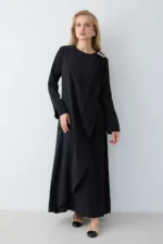 Robe Longue Noire en Modal avec Broche Amovible – Élégance & Fluidité – Image 7