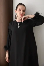 Robe Longue de Soirée en Crêpe Noir – Détails Plumes & Broche Amovible – Image 3
