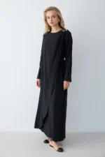Robe Longue Noire en Modal avec Broche Amovible – Élégance & Fluidité – Image 6
