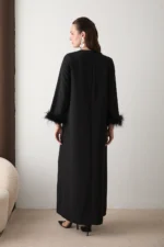 Robe Longue de Soirée en Crêpe Noir – Détails Plumes & Broche Amovible – Image 2