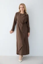 Robe Longue Marron en Modal avec Broche Amovible – Élégance & Fluidité – Image 6