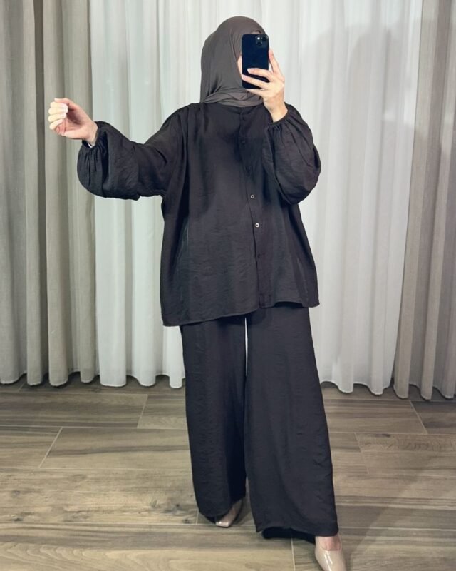 Ensemble fluide 2 pièces marron pour femme composé d'une chemise ample à manches bouffantes et d'un pantalon large, porté avec un hijab assorti.