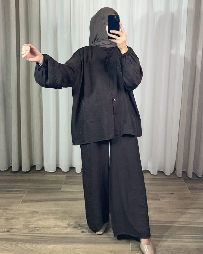 Ensemble fluide 2 pièces marron pour femme composé d'une chemise ample à manches bouffantes et d'un pantalon large, porté avec un hijab assorti.