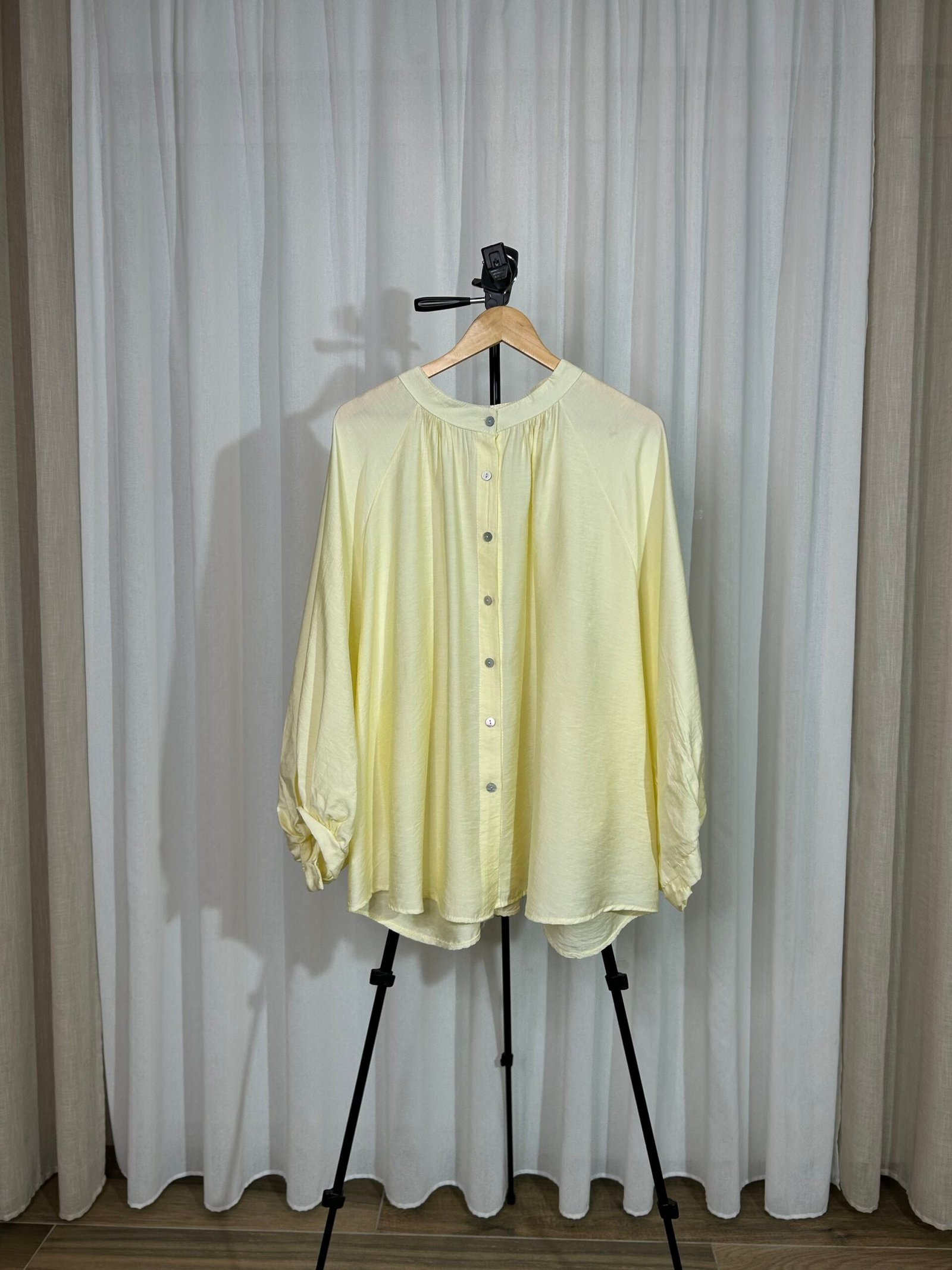img_8412 Chemise Ample Fluide à Col Froncé jaune pastel – Image 1