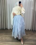 Jupe longue plissée fluide de couleur bleue avec motifs fleurs jaunes, coupe évasée élégante.