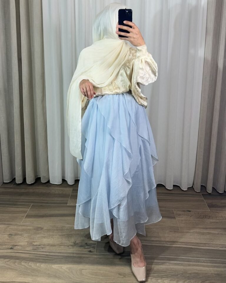 Jupe longue plissée fluide de couleur bleue avec motifs fleurs jaunes, coupe évasée élégante.